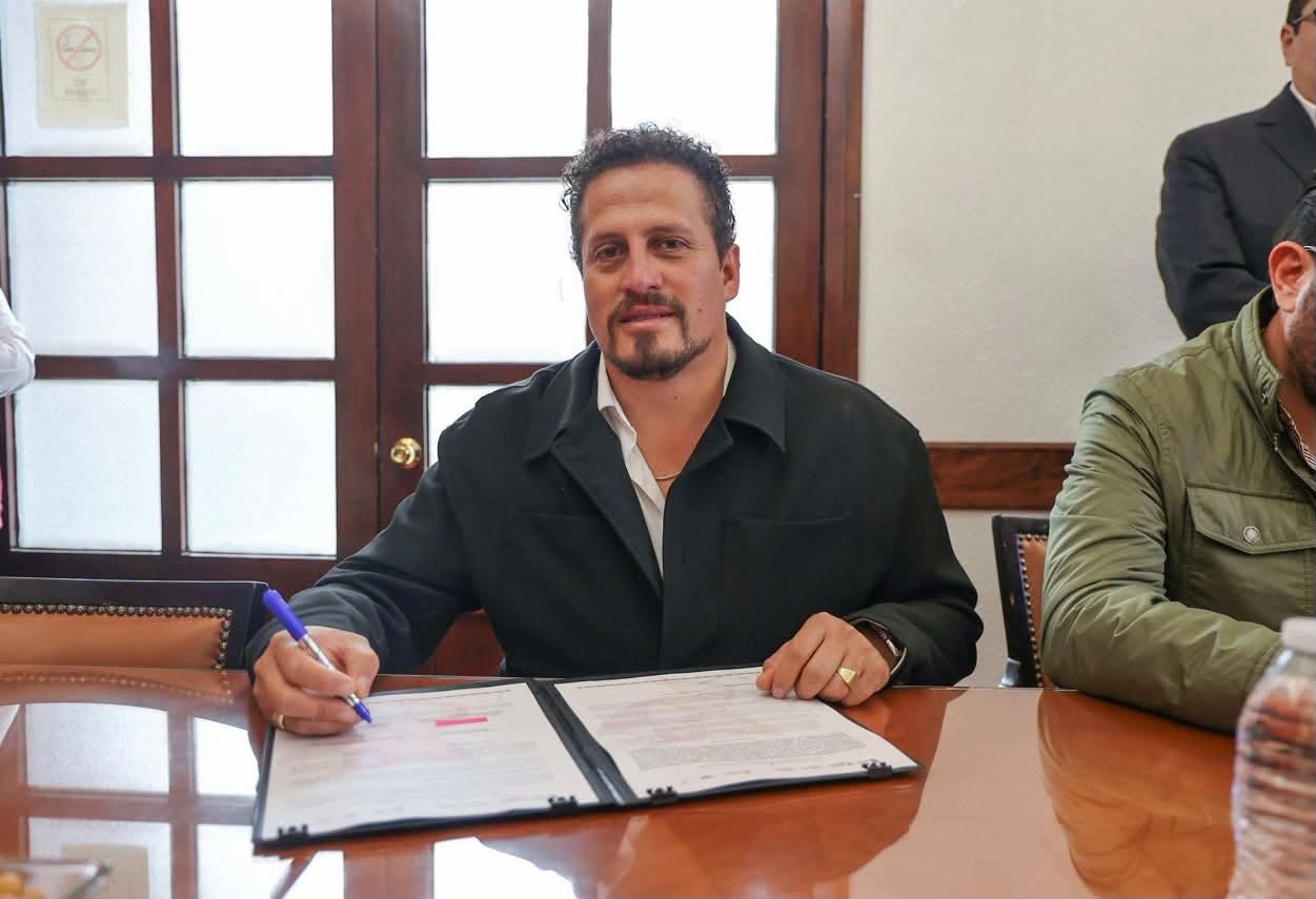 Carlos Rogel Valle firma convenio con inveamex para fortalecer la legalidad en Zacualpan