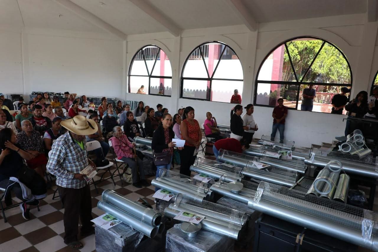 Zacualpan impulsa el bienestar de las familias con la entrega de estufas ecológicas