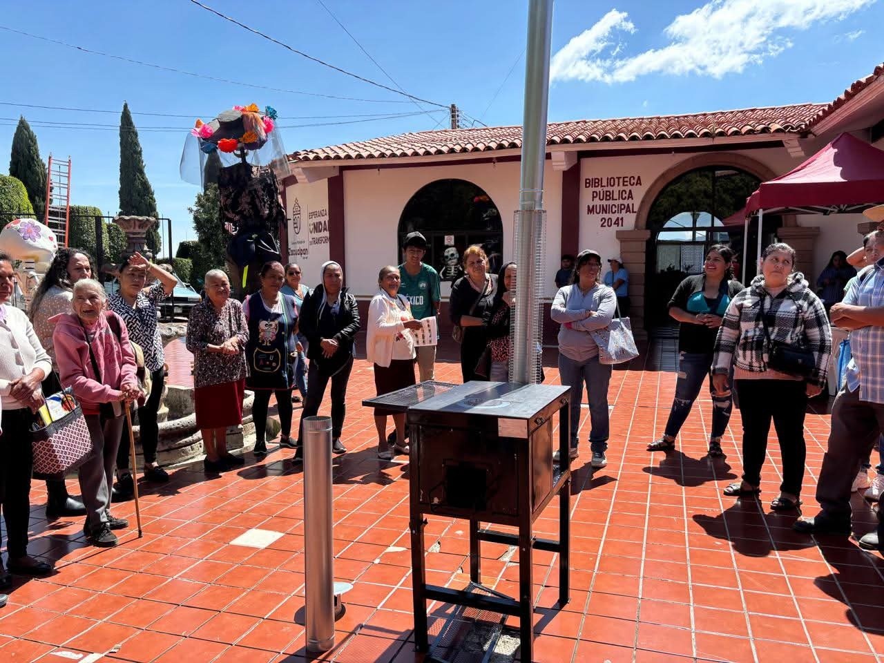 Zacualpan impulsa el bienestar de las familias con la entrega de estufas ecológicas