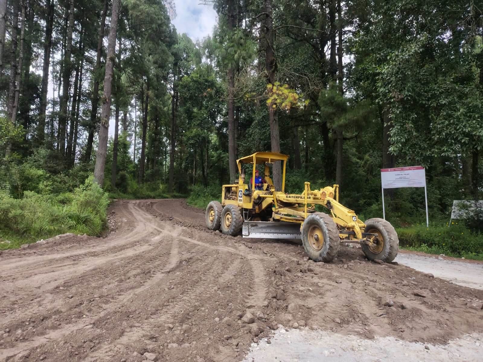 Coatepec Harinas, Méx. – Con el compromiso de mejorar la movilidad y fortalecer la conectividad entre las comunidades, el presidente municipal Marco Antonio Díaz Juárez impulsa acciones permanentes para la rehabilitación de los caminos rurales del municipio.