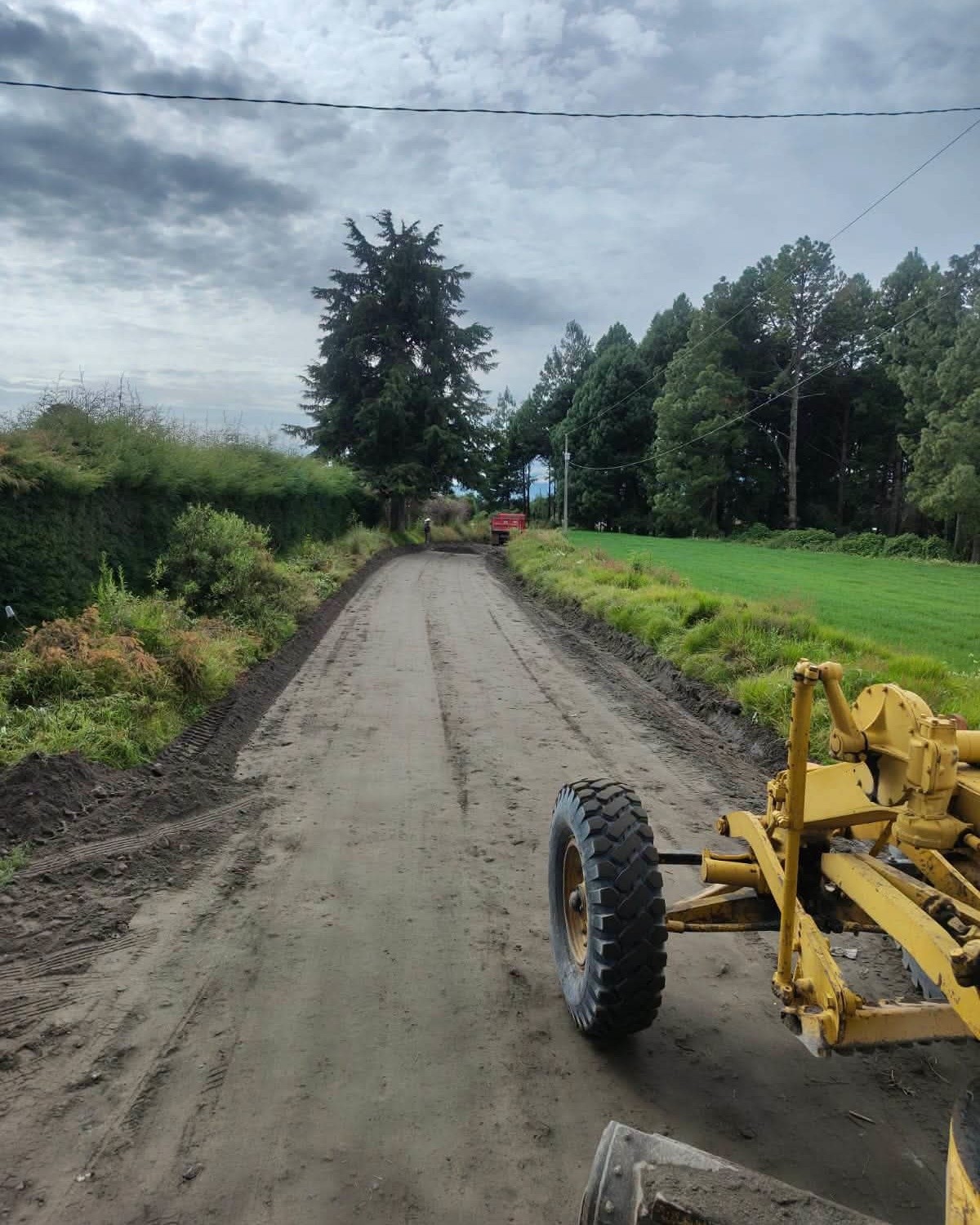 Coatepec Harinas, Méx. – Con el compromiso de mejorar la movilidad y fortalecer la conectividad entre las comunidades, el presidente municipal Marco Antonio Díaz Juárez impulsa acciones permanentes para la rehabilitación de los caminos rurales del municipio.