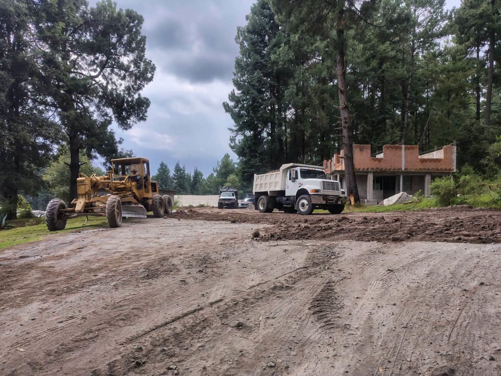Coatepec Harinas, Méx. – Con el compromiso de mejorar la movilidad y fortalecer la conectividad entre las comunidades, el presidente municipal Marco Antonio Díaz Juárez impulsa acciones permanentes para la rehabilitación de los caminos rurales del municipio.