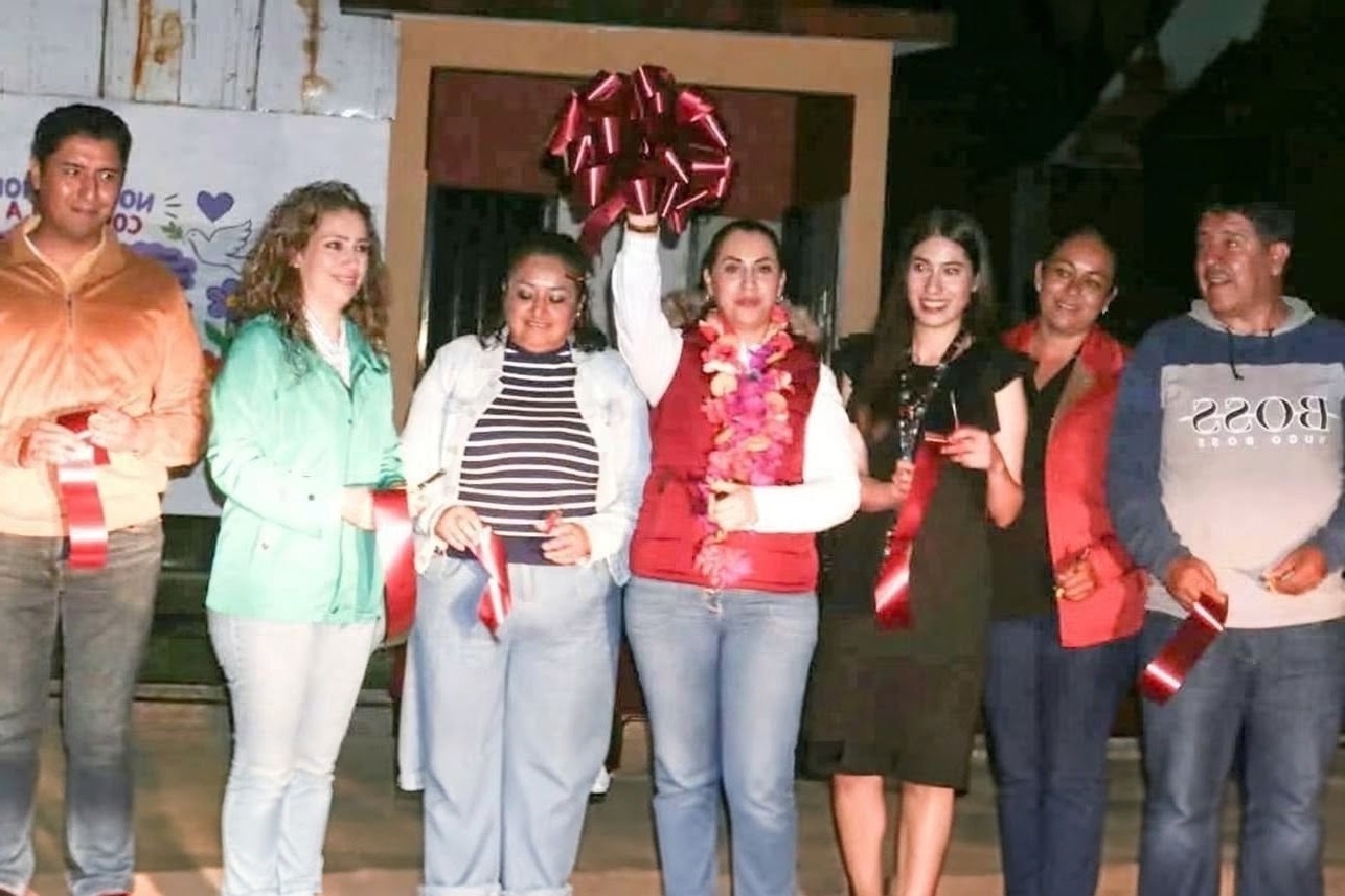 Brenda Angélica Rivera Abarca entrega techumbre en Telesecundaria de Aquiapan