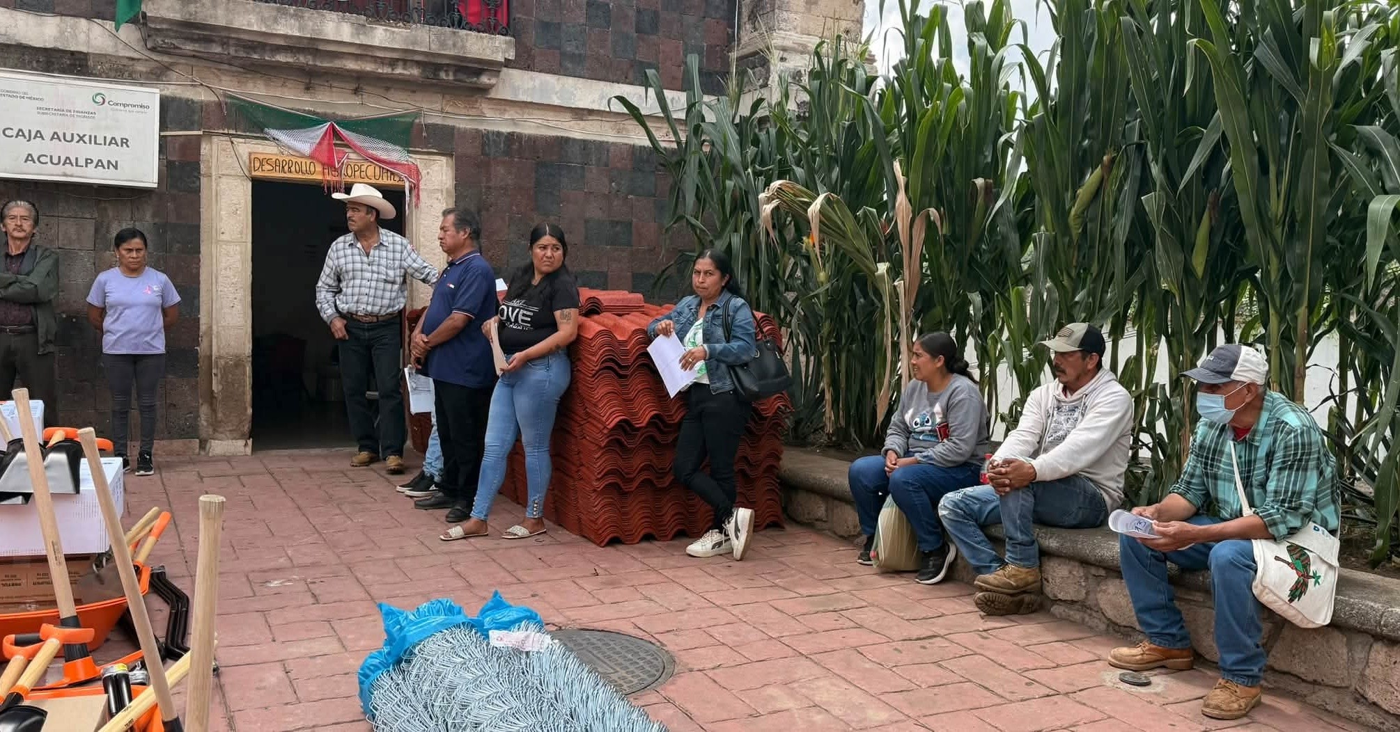 Zacualpan fortalece al sector agropecuario con entrega de herramientas