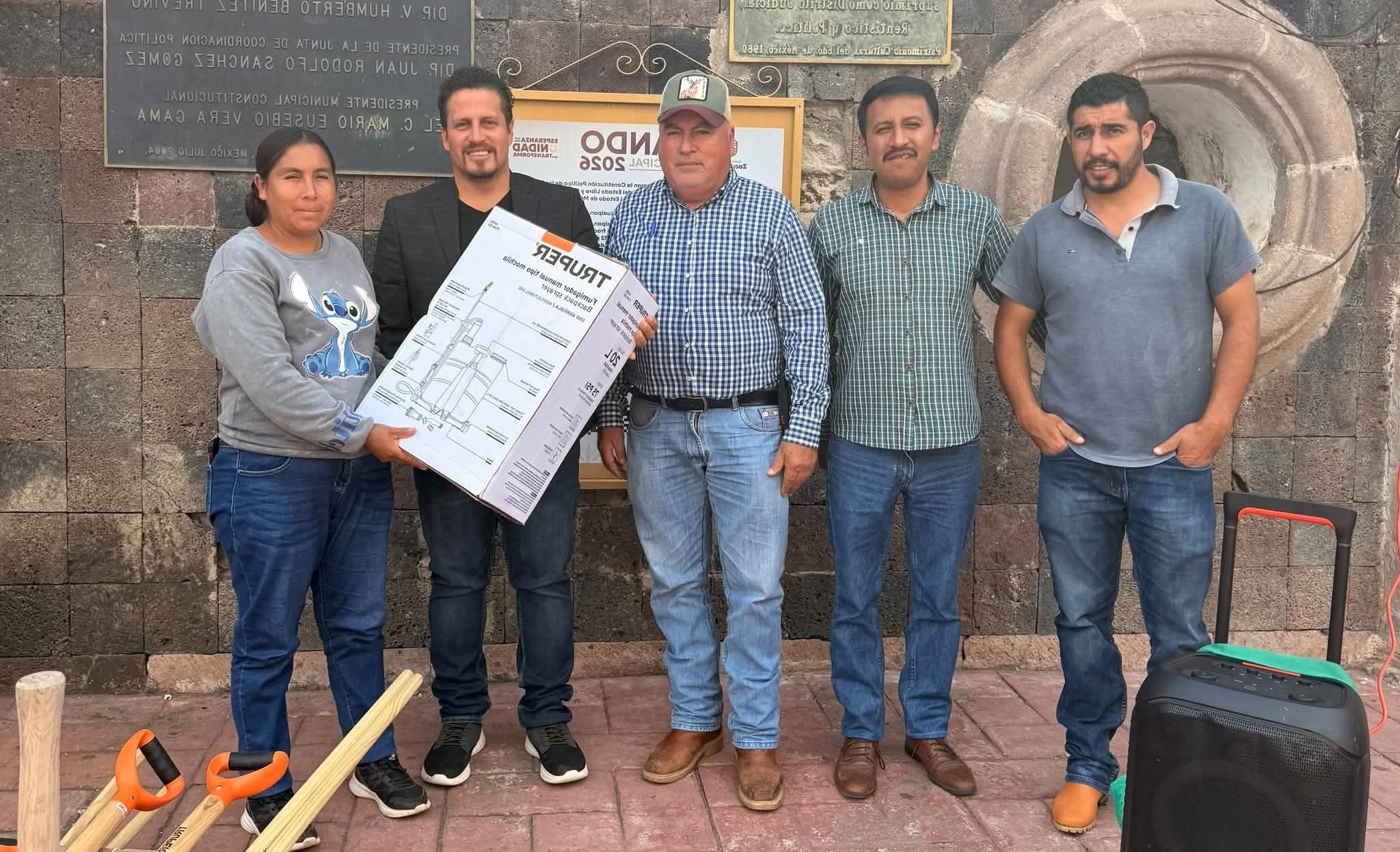 Zacualpan fortalece al sector agropecuario con entrega de herramientas