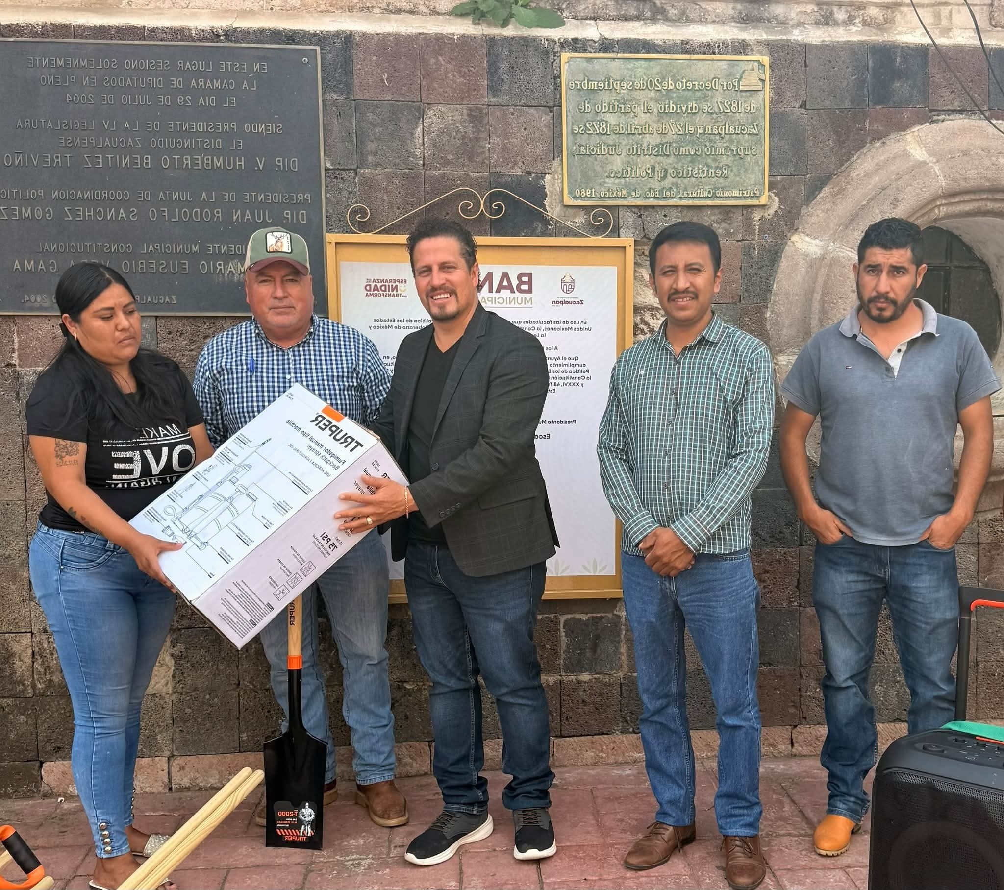 Zacualpan fortalece al sector agropecuario con entrega de herramientas