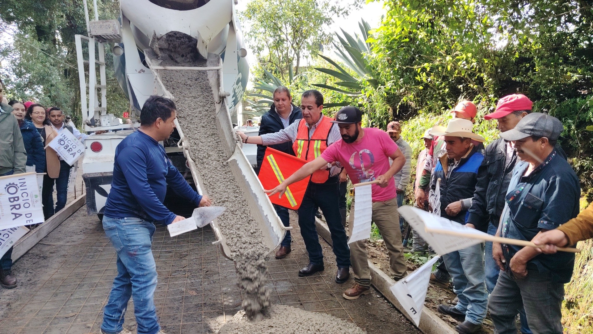Inicia Marco Antonio Díaz Juárez obra de pavimentación en Los Fresnos