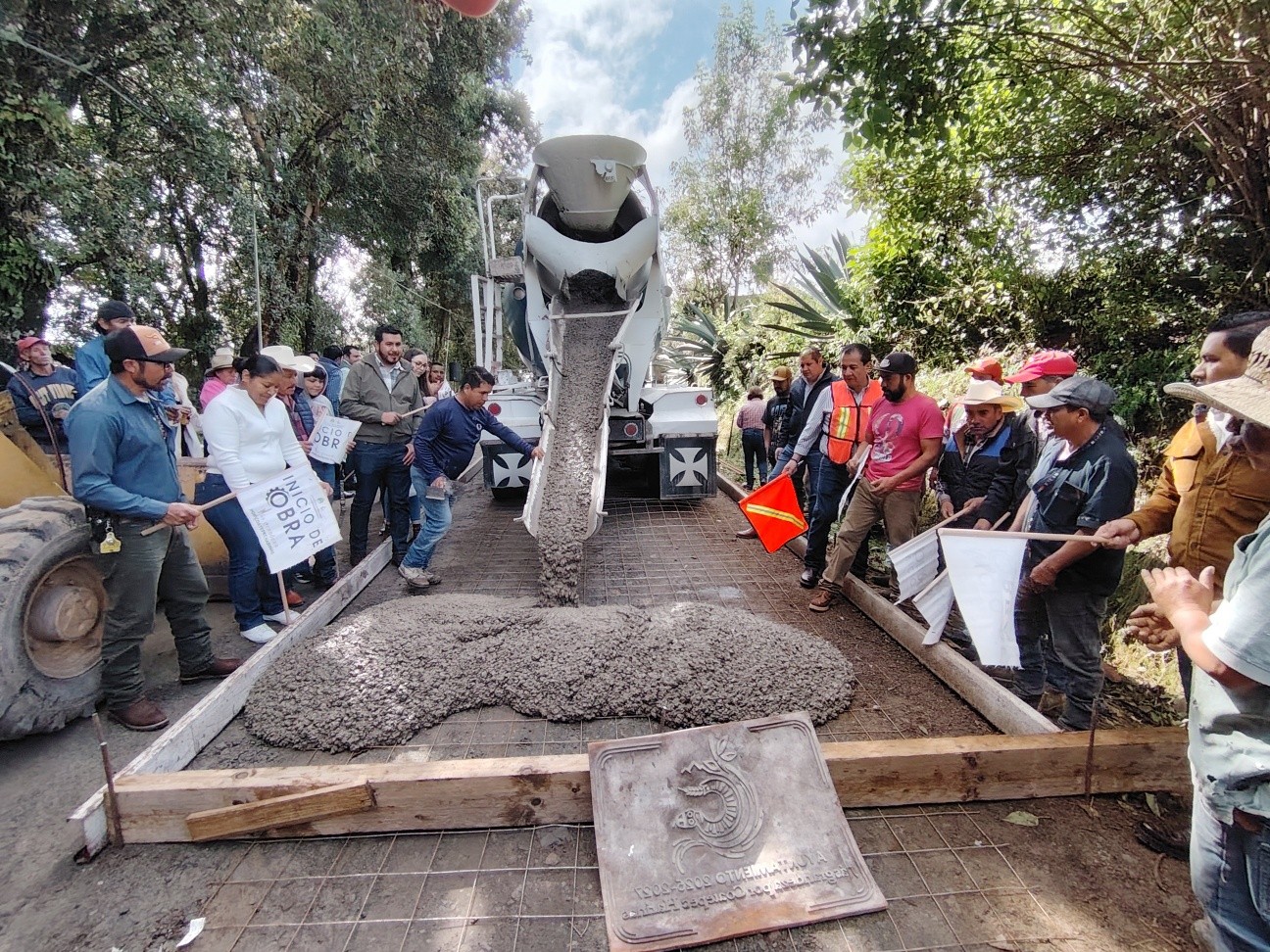 Inicia Marco Antonio Díaz Juárez obra de pavimentación en Los Fresnos
