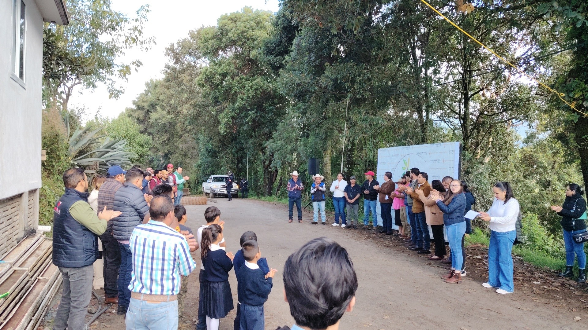 Inicia Marco Antonio Díaz Juárez obra de pavimentación en Los Fresnos