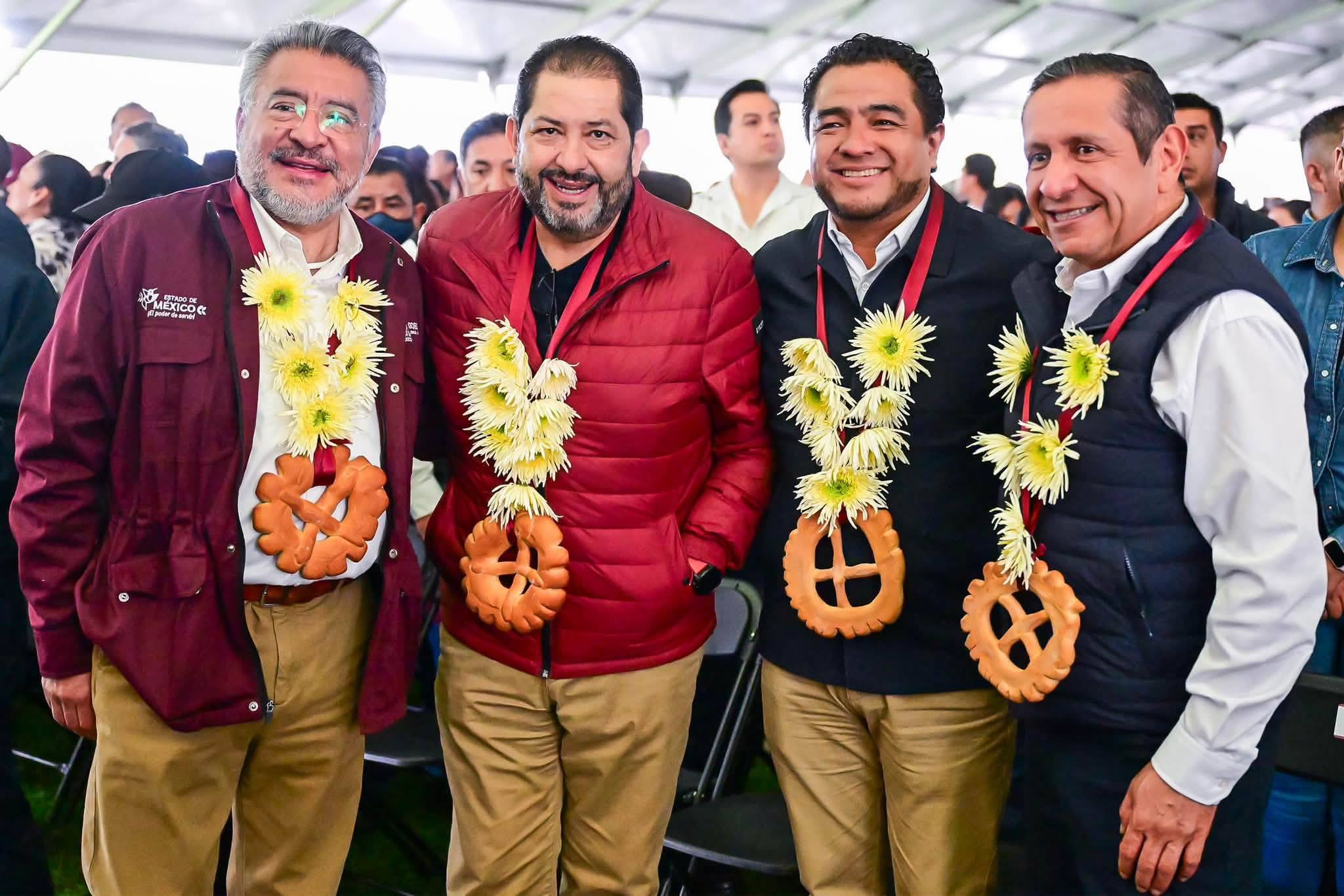 Presidentes municipales de por lo menos 29 municipios del sur y sureste del Estado de México, así como de los diputados locales afines a la gobernadora Delfina Gómez Álvarez hicieron acto de presencia en Donato Guerra, para ser testigos de los resultados y avances que registra esta región de la entidad, en el marco de su Tercer Informe de Gobierno.