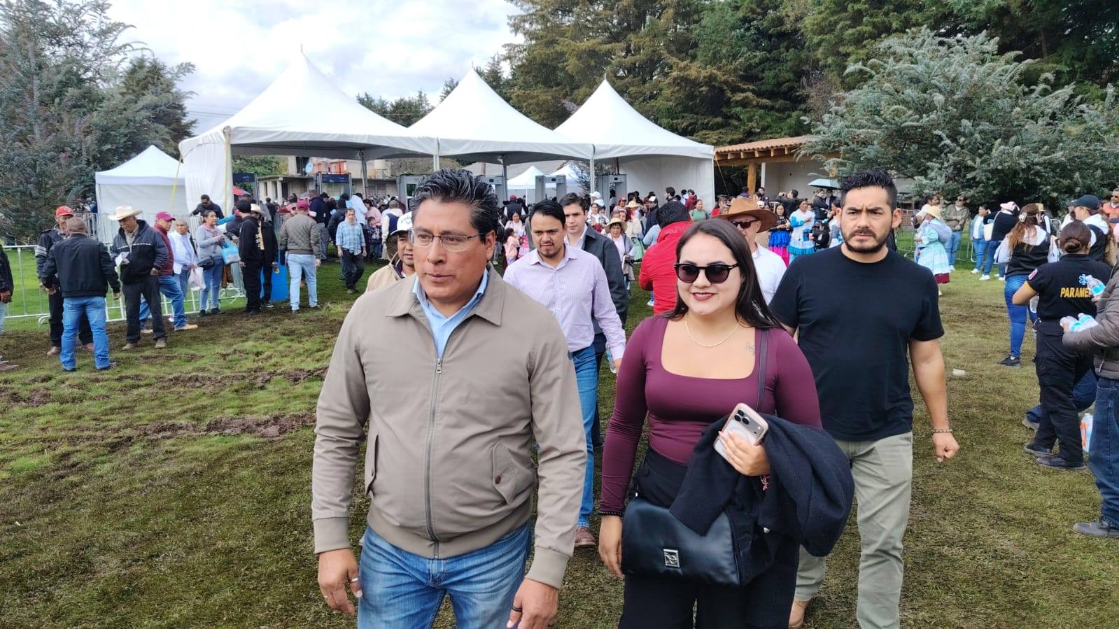 Presidentes municipales de por lo menos 29 municipios del sur y sureste del Estado de México, así como de los diputados locales afines a la gobernadora Delfina Gómez Álvarez hicieron acto de presencia en Donato Guerra, para ser testigos de los resultados y avances que registra esta región de la entidad, en el marco de su Tercer Informe de Gobierno.