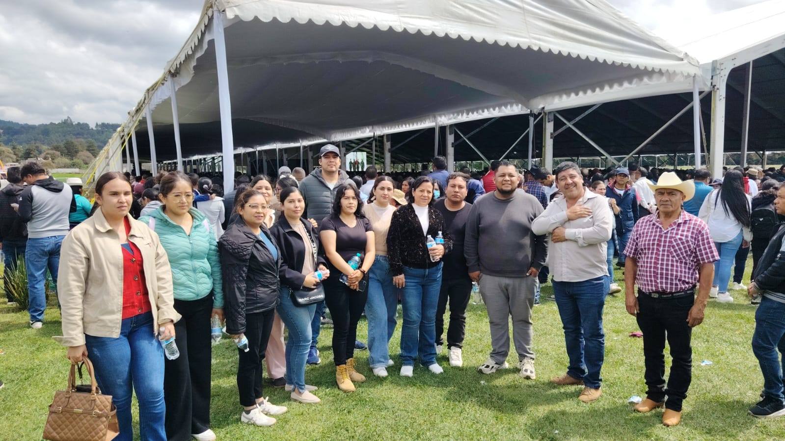 Presidentes municipales de por lo menos 29 municipios del sur y sureste del Estado de México, así como de los diputados locales afines a la gobernadora Delfina Gómez Álvarez hicieron acto de presencia en Donato Guerra, para ser testigos de los resultados y avances que registra esta región de la entidad, en el marco de su Tercer Informe de Gobierno.