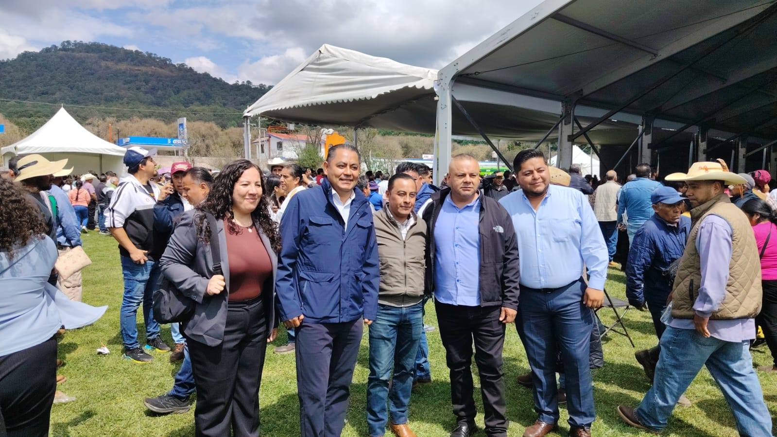 Presidentes municipales de por lo menos 29 municipios del sur y sureste del Estado de México, así como de los diputados locales afines a la gobernadora Delfina Gómez Álvarez hicieron acto de presencia en Donato Guerra, para ser testigos de los resultados y avances que registra esta región de la entidad, en el marco de su Tercer Informe de Gobierno.