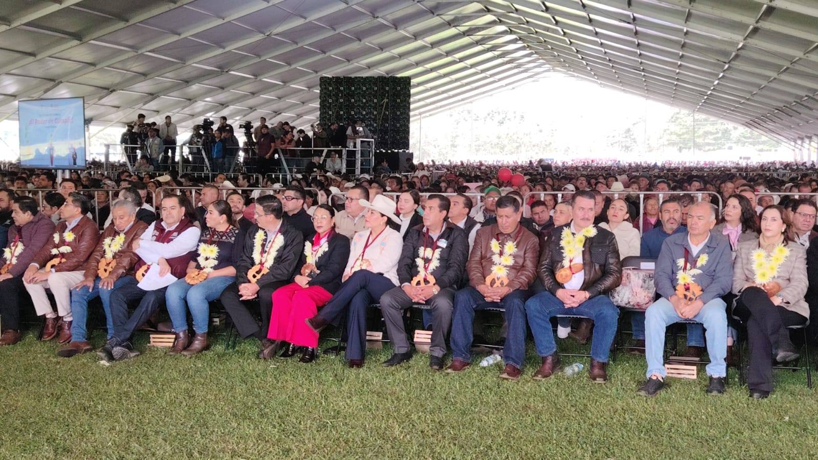 Presidentes municipales de por lo menos 29 municipios del sur y sureste del Estado de México, así como de los diputados locales afines a la gobernadora Delfina Gómez Álvarez hicieron acto de presencia en Donato Guerra, para ser testigos de los resultados y avances que registra esta región de la entidad, en el marco de su Tercer Informe de Gobierno.