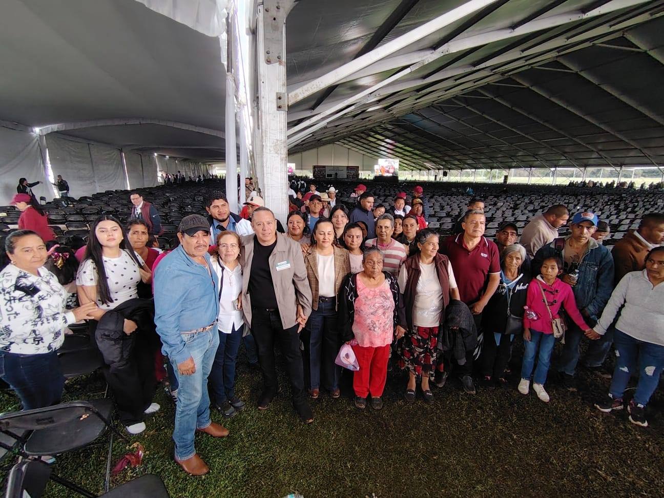 Presidentes municipales de por lo menos 29 municipios del sur y sureste del Estado de México, así como de los diputados locales afines a la gobernadora Delfina Gómez Álvarez hicieron acto de presencia en Donato Guerra, para ser testigos de los resultados y avances que registra esta región de la entidad, en el marco de su Tercer Informe de Gobierno.
