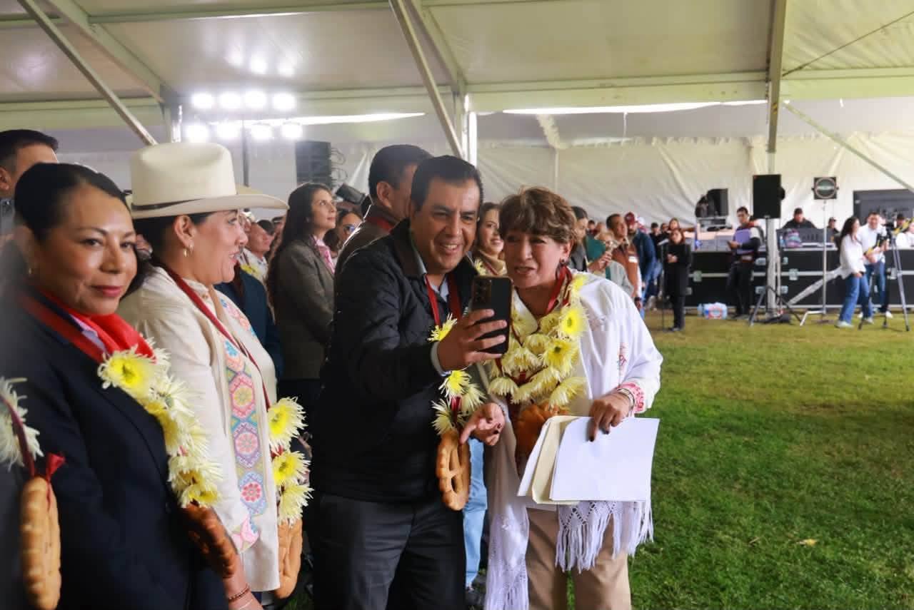 Presidentes municipales de por lo menos 29 municipios del sur y sureste del Estado de México, así como de los diputados locales afines a la gobernadora Delfina Gómez Álvarez hicieron acto de presencia en Donato Guerra, para ser testigos de los resultados y avances que registra esta región de la entidad, en el marco de su Tercer Informe de Gobierno.