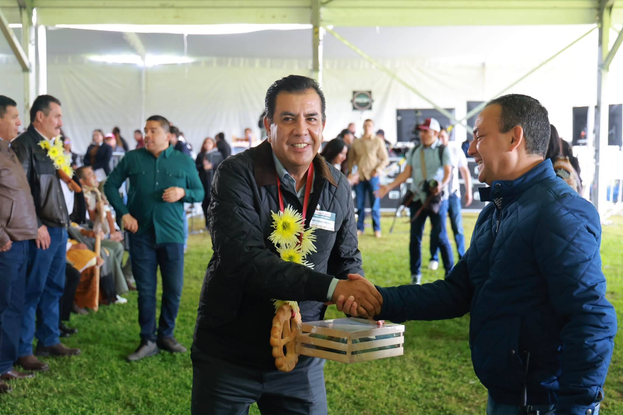 Presidentes municipales de por lo menos 29 municipios del sur y sureste del Estado de México, así como de los diputados locales afines a la gobernadora Delfina Gómez Álvarez hicieron acto de presencia en Donato Guerra, para ser testigos de los resultados y avances que registra esta región de la entidad, en el marco de su Tercer Informe de Gobierno.