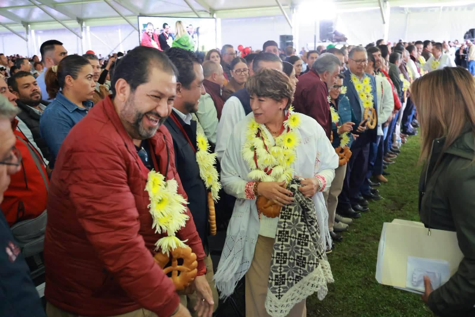 Presidentes municipales de por lo menos 29 municipios del sur y sureste del Estado de México, así como de los diputados locales afines a la gobernadora Delfina Gómez Álvarez hicieron acto de presencia en Donato Guerra, para ser testigos de los resultados y avances que registra esta región de la entidad, en el marco de su Tercer Informe de Gobierno.