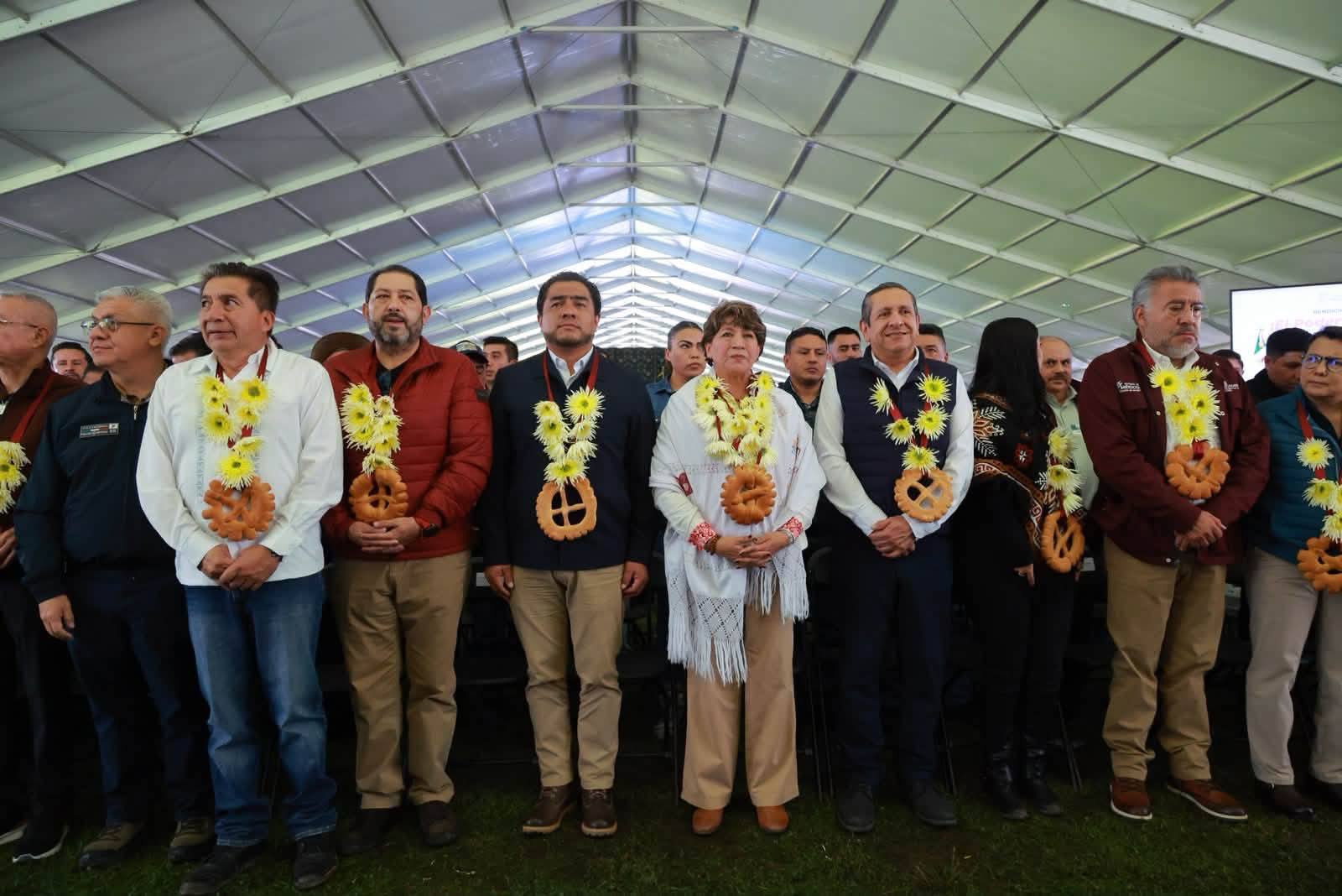 Presidentes municipales de por lo menos 29 municipios del sur y sureste del Estado de México, así como de los diputados locales afines a la gobernadora Delfina Gómez Álvarez hicieron acto de presencia en Donato Guerra, para ser testigos de los resultados y avances que registra esta región de la entidad, en el marco de su Tercer Informe de Gobierno.