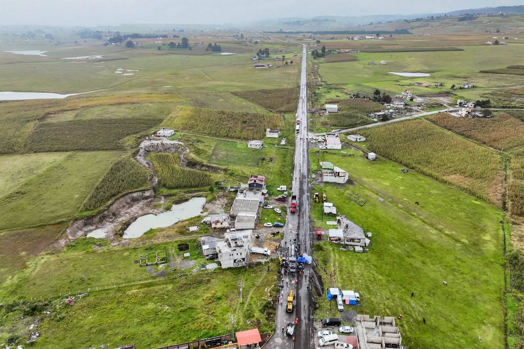 Cumplen sueño. Delfina Gómez Álvarez inicia pavimentación de la carretera San Felipe-Carmona