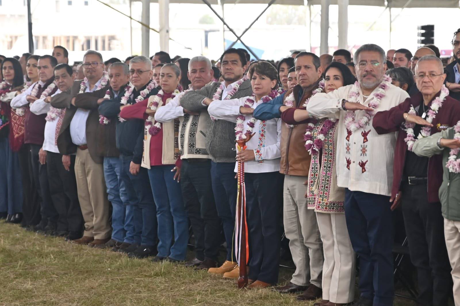 Cumplen sueño. Delfina Gómez Álvarez inicia pavimentación de la carretera San Felipe-Carmona