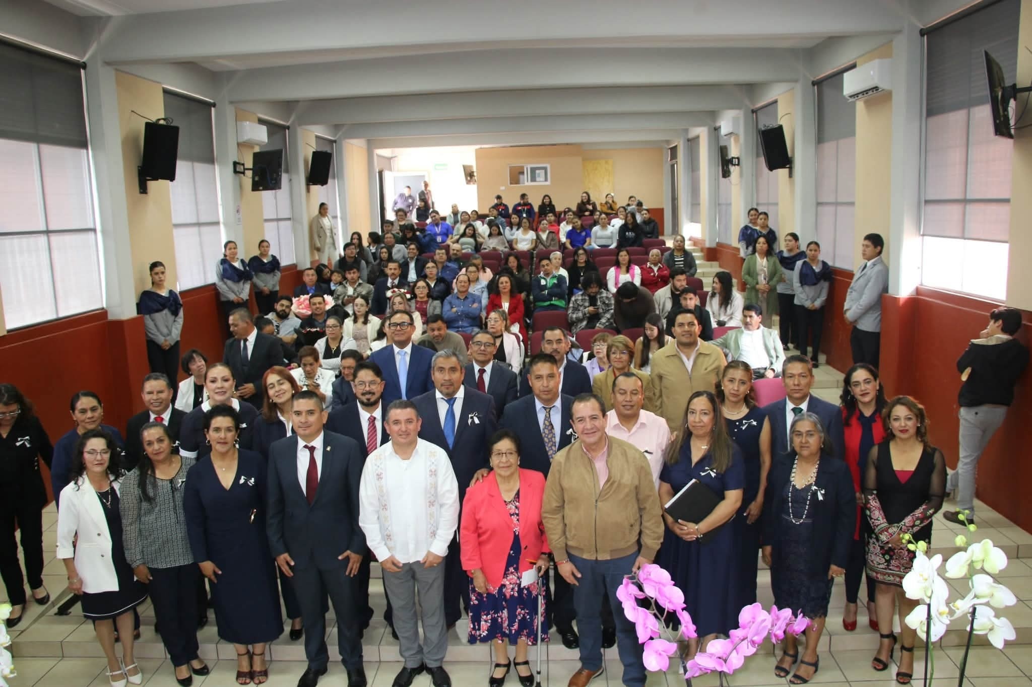 Marco Antonio Díaz Juárez reconoce la trayectoria de docentes de la Escuela Normal de Coatepec Harinas