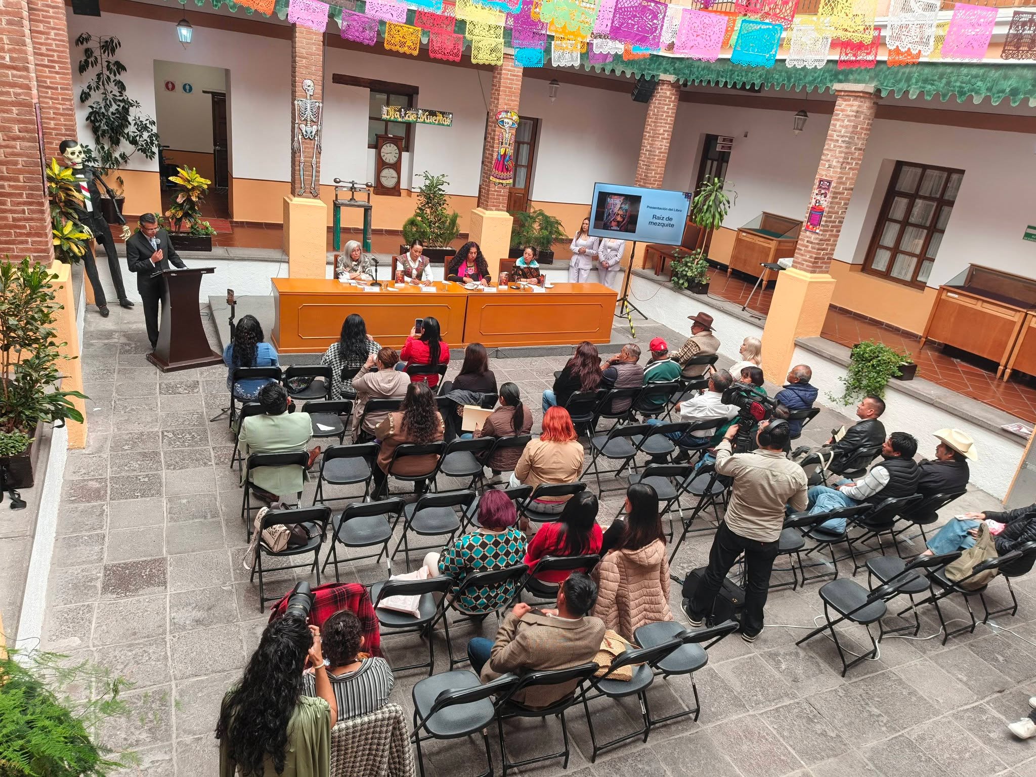 Lety Mejía lleva al Congreso la defensa de las lenguas maternas con “Raíz de mezquite”