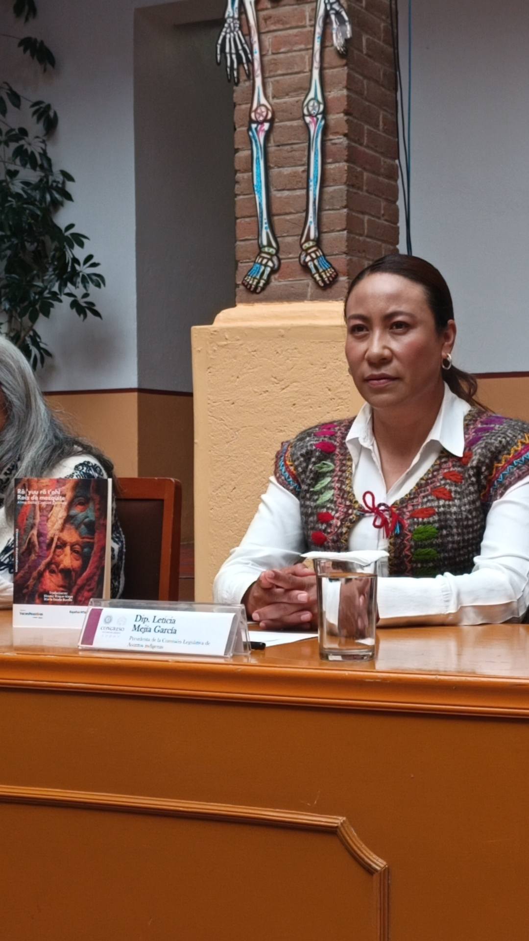 Lety Mejía lleva al Congreso la defensa de las lenguas maternas con “Raíz de mezquite”