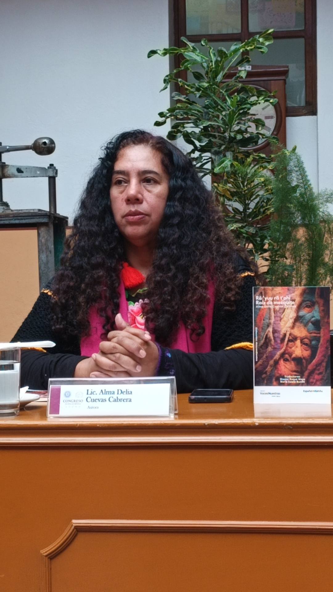 Lety Mejía lleva al Congreso la defensa de las lenguas maternas con “Raíz de mezquite”
