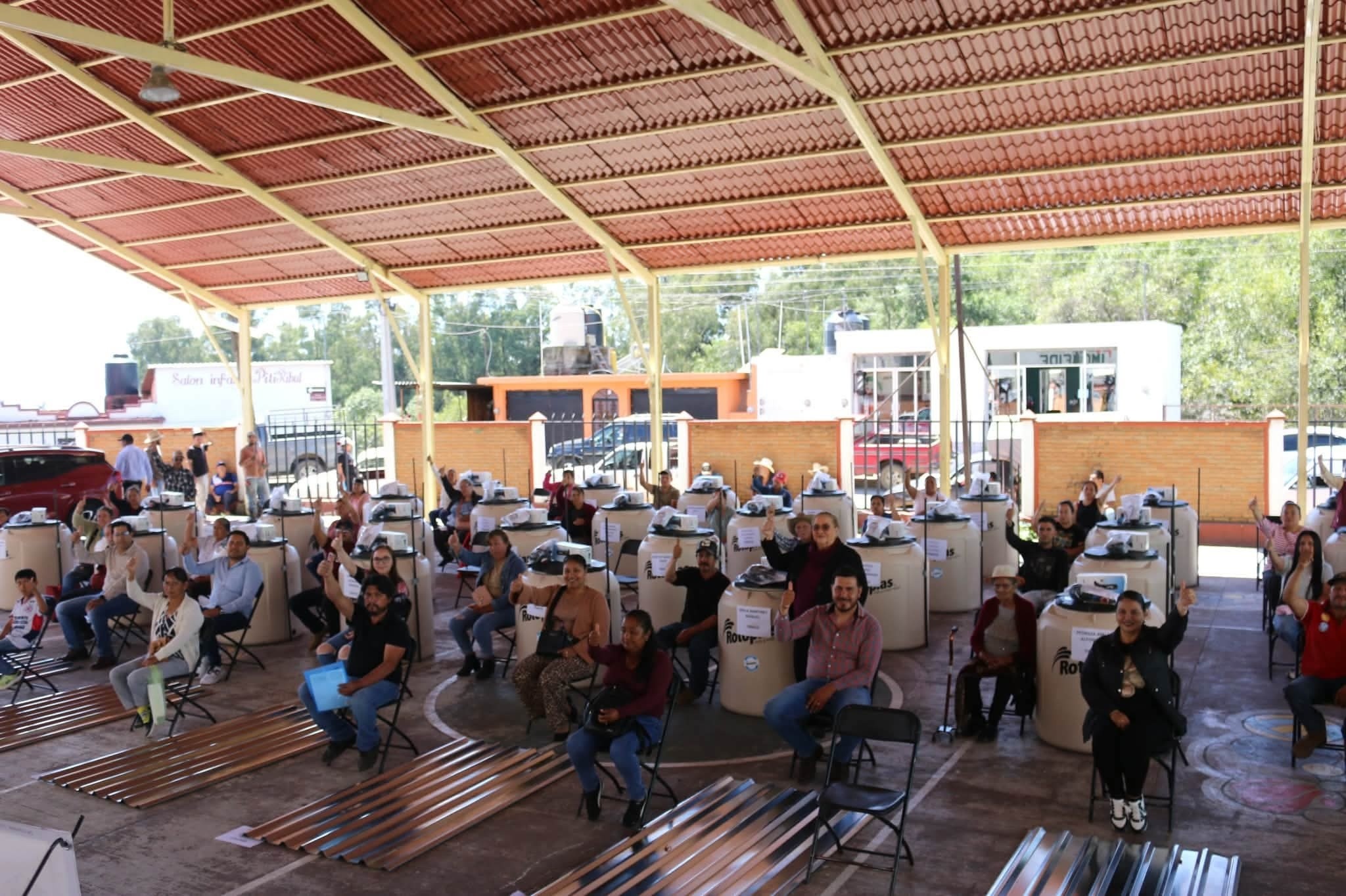 DIF DE COATEPEC HARINAS ENTREGA APOYOS PARA LA VIVIENDA A MÁS DE 60 FAMILIAS