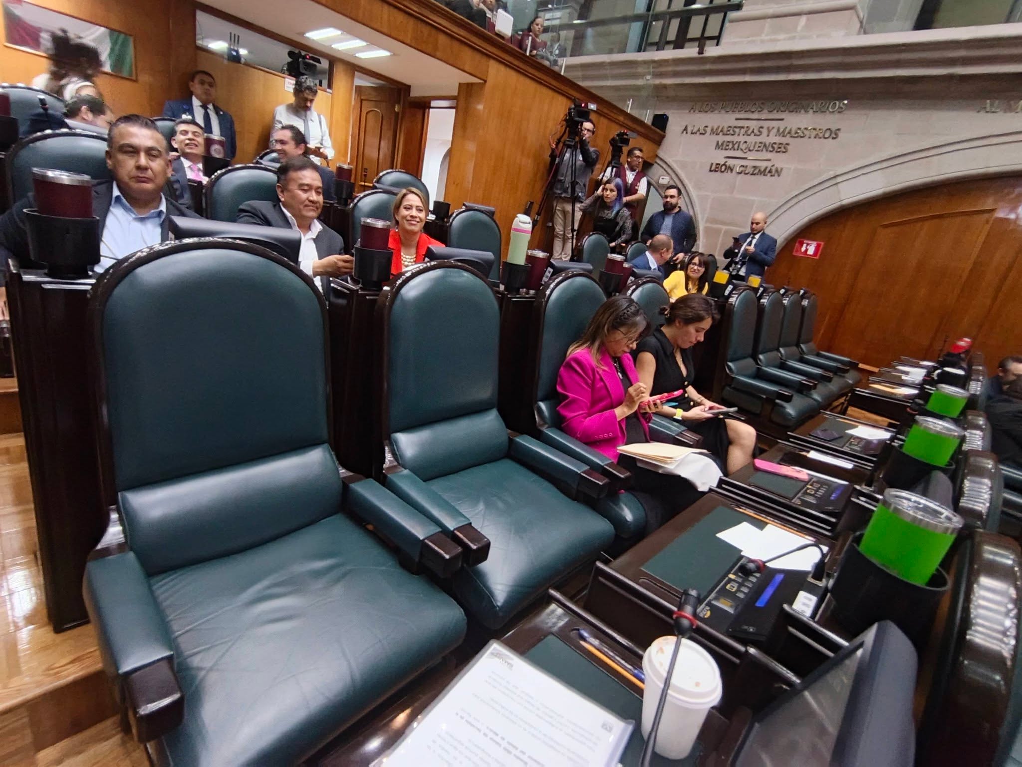 ¿Cuál sororidad? De 38 diputadas locales, solamente hacen acto de presencia 20 legisladoras en el marco de la Glosa con motivo del Tercer Informe de Gobierno de Delfina Gómez Álvarez