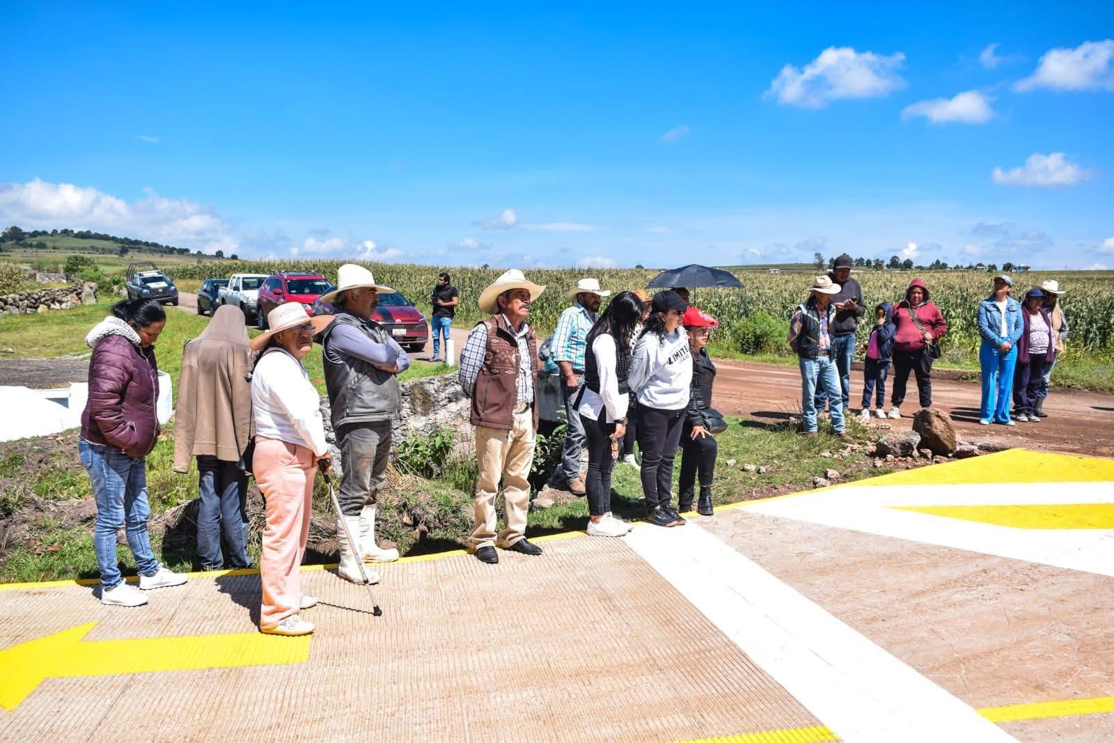 Valeria Cruz entrega encementado en El Azafrán y mejora accesos para las familias