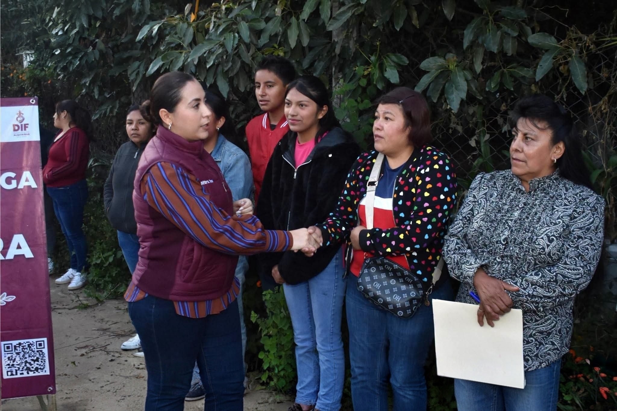 Entrega Brenda Rivera ampliación de línea eléctrica en San Andrés Tepetitlán