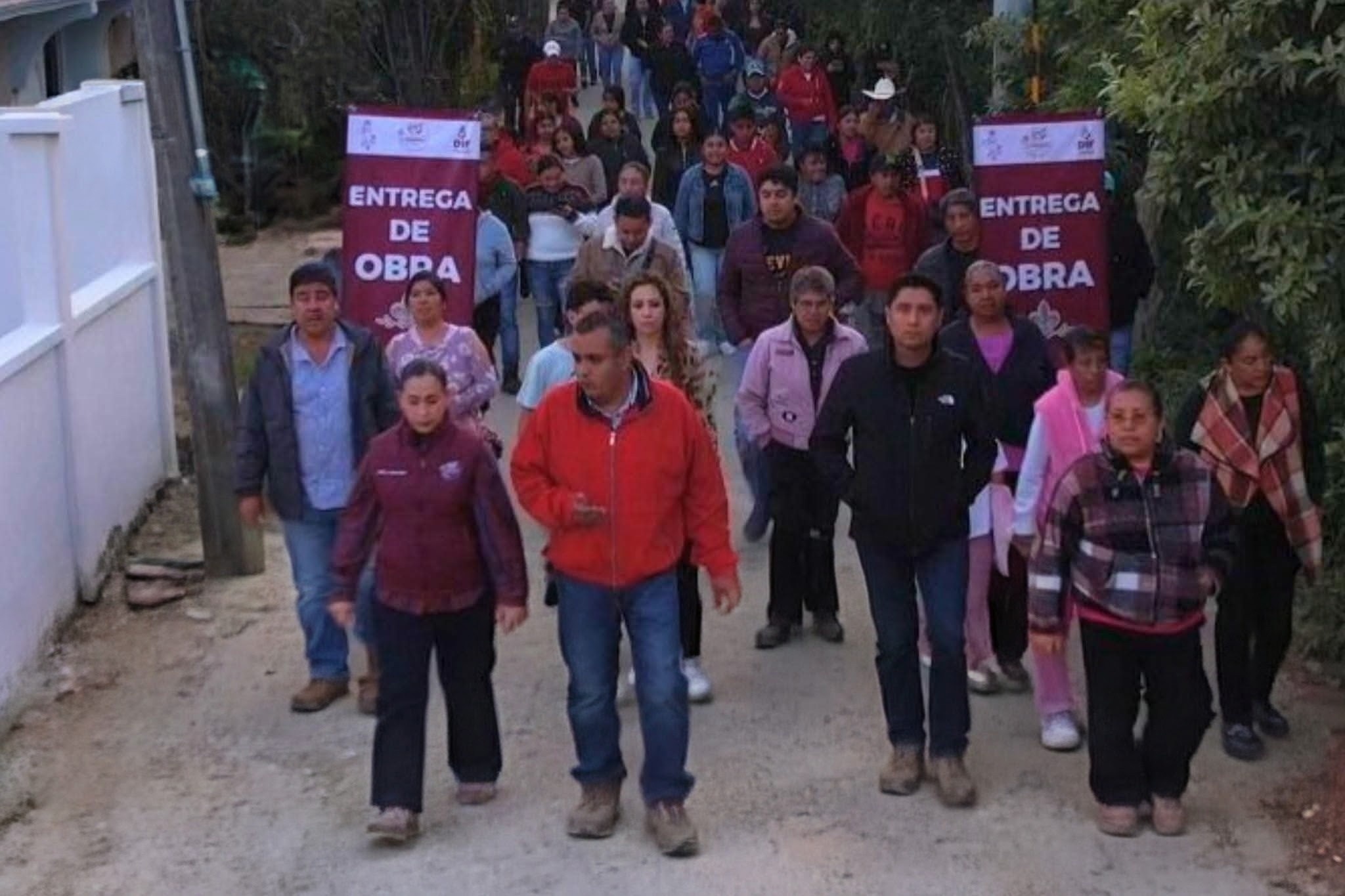 Entrega Brenda Rivera ampliación de línea eléctrica en San Andrés Tepetitlán