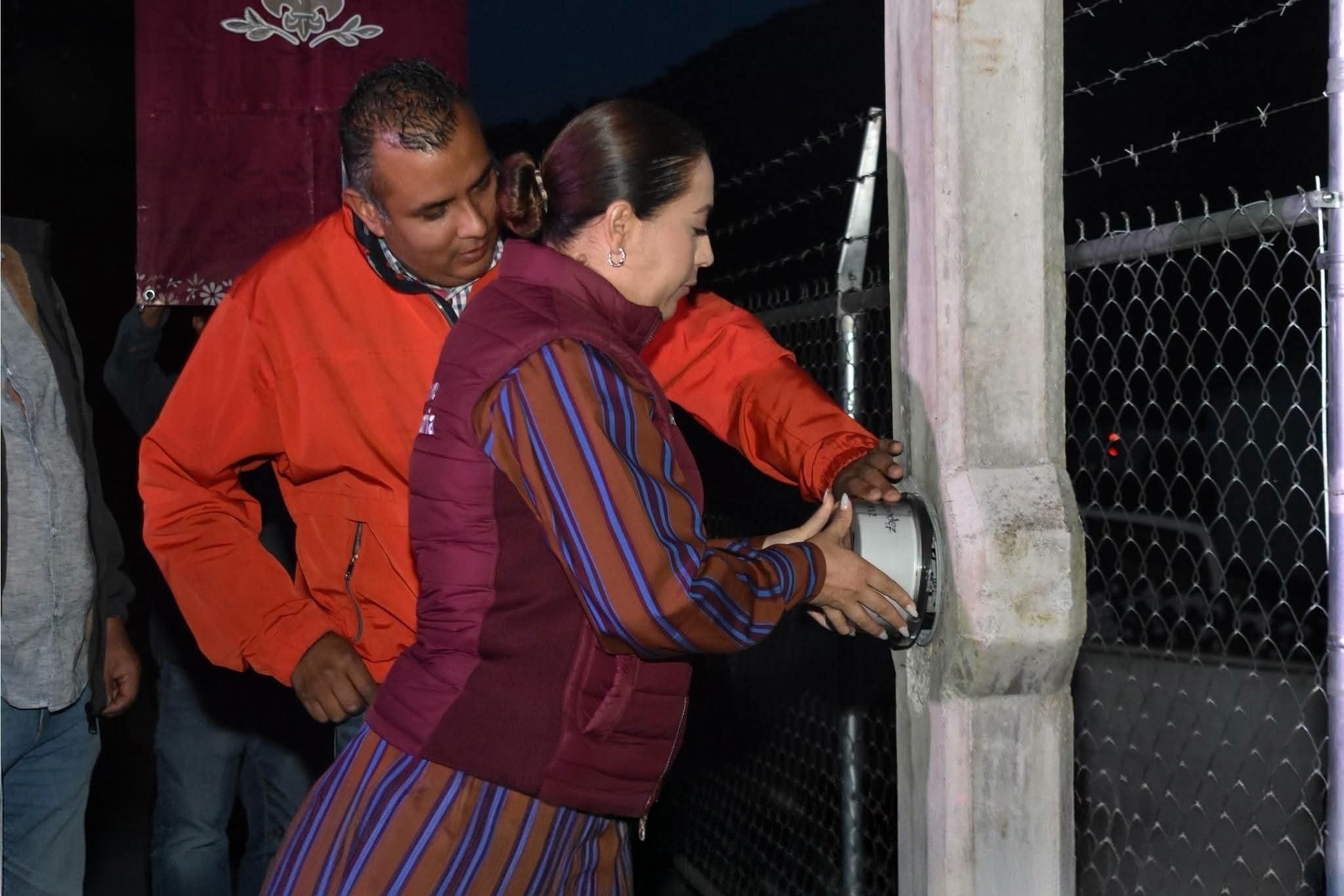 Entrega Brenda Rivera ampliación de línea eléctrica en San Andrés Tepetitlán