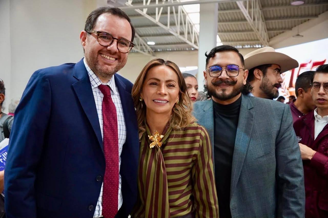 Saray Benítez reconoce a hombres y mujeres mexicaltzinguenses en el 157 aniversario