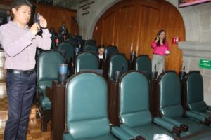 Quién pone orden en el pleno legislativo. Nadie